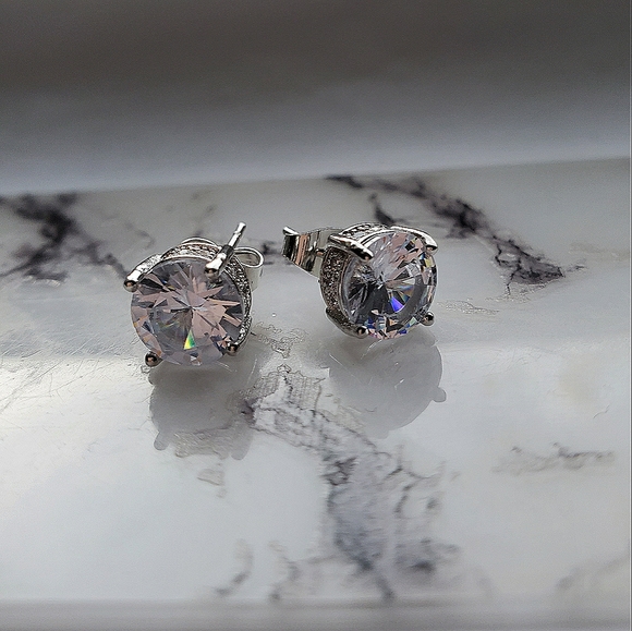 New Elegant Round Cut White Sapphire Stud Earrings - Picture 3 of 7
